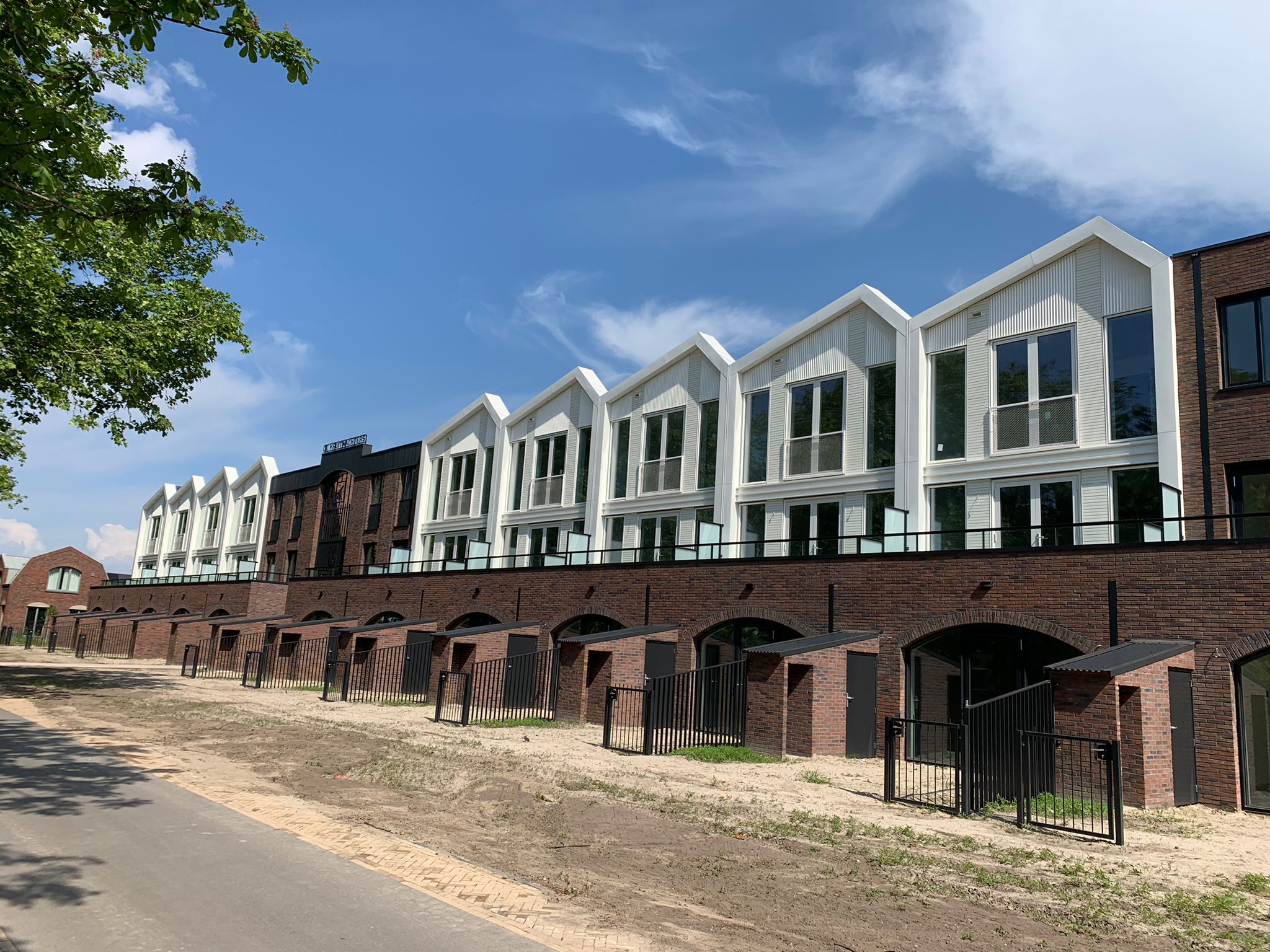 Woningbouw met gevelbekleding van gezette profielen