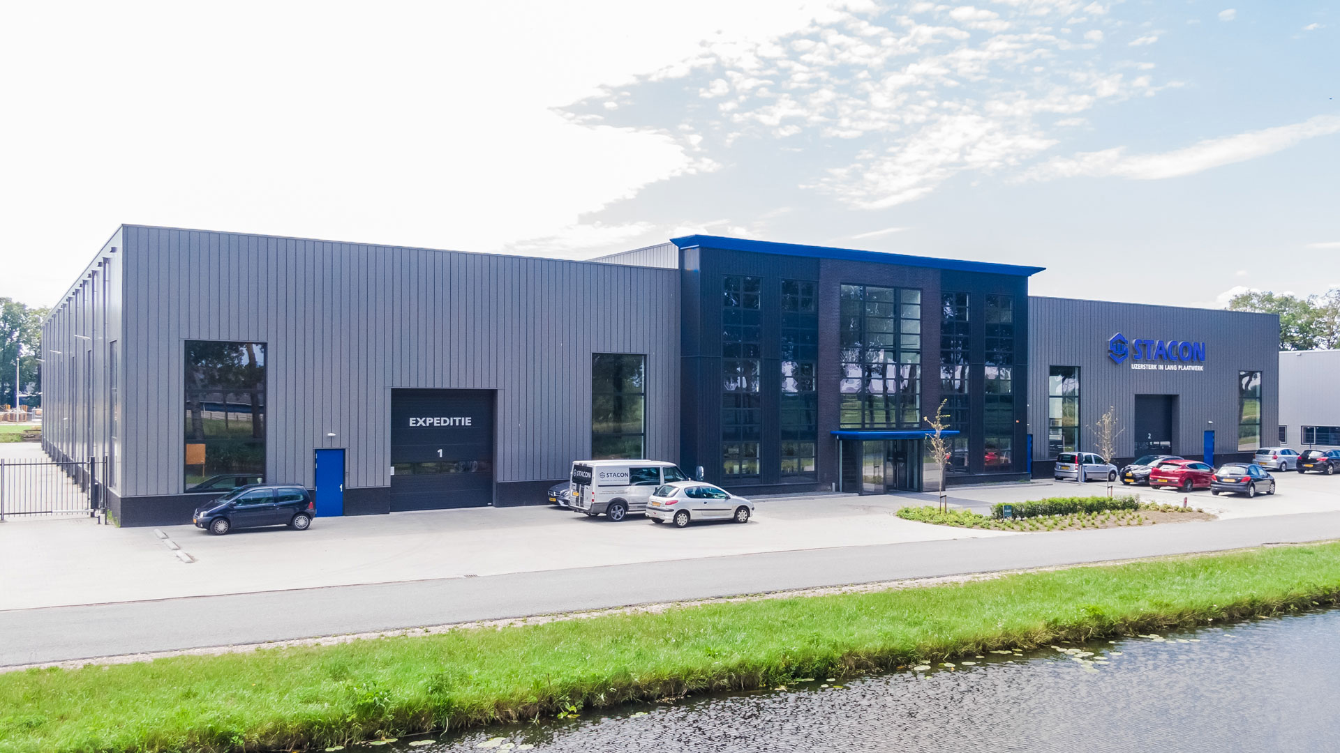 Bedrijfspand van Stacon aan de Rollecate in Nieuwleusen
