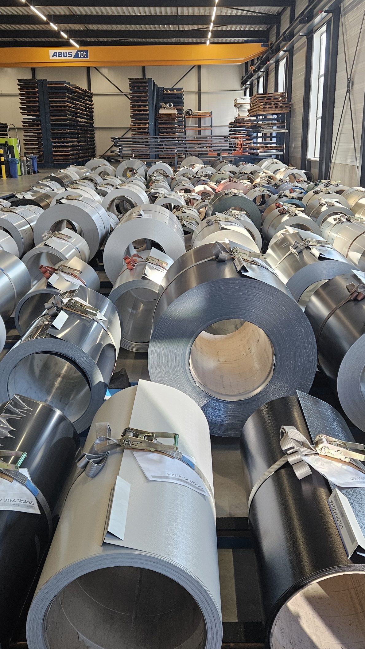 Coils op voorraad in de hal van Stacon