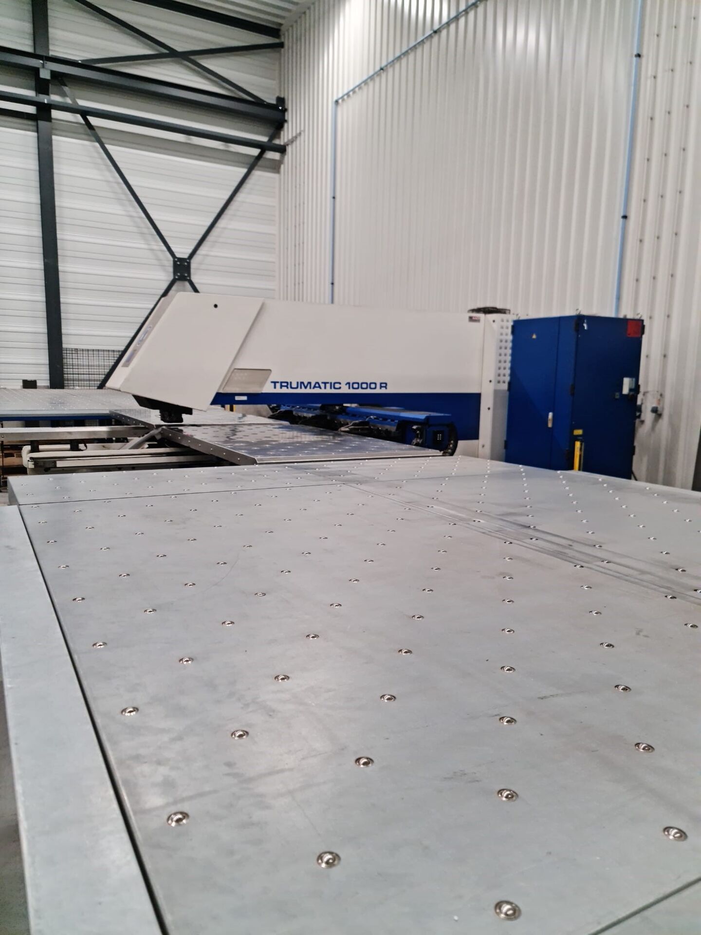 Ponsmachine met werktafel in de werkplaats van Stacon