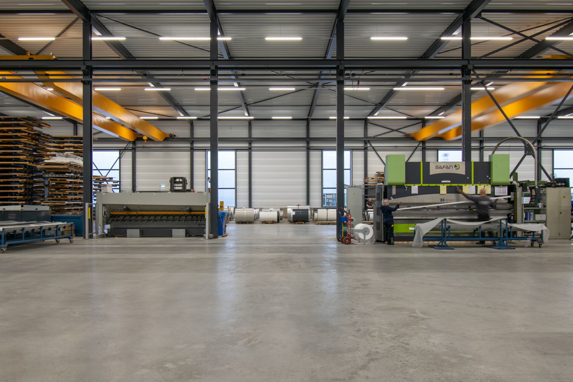 Ruime productiehal van Stacon met veel ruimte rond de machines