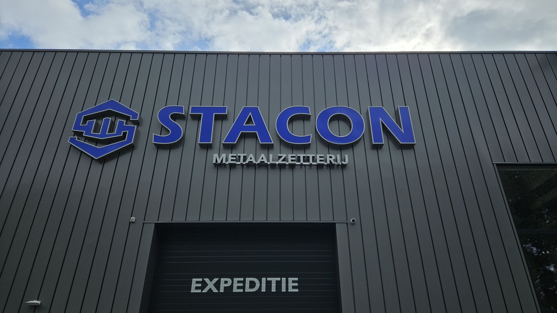 Gevel van Stacon met logo en expeditiedeur