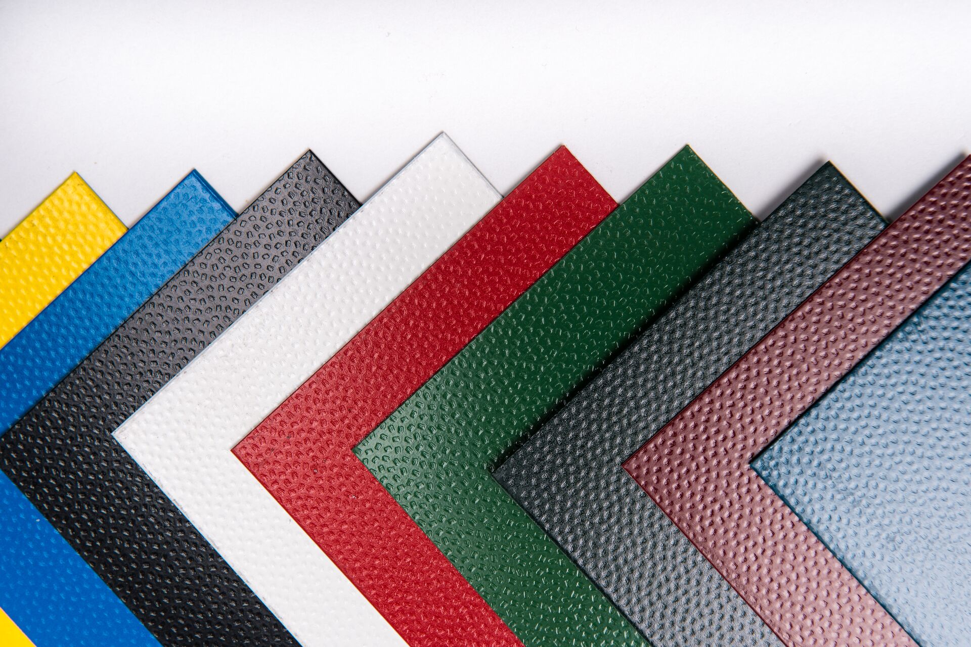 Monsters van voorgelakt staal in verschillende kleuren en structuren